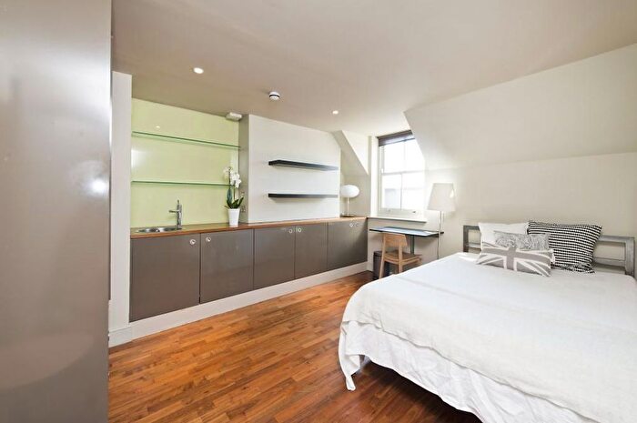 Studio To Rent In St Charles Square, London, W10