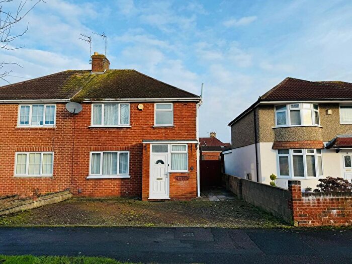 3 Bedroom Semi-Detached House To Rent In Headlands Grove, Swindon, SN2