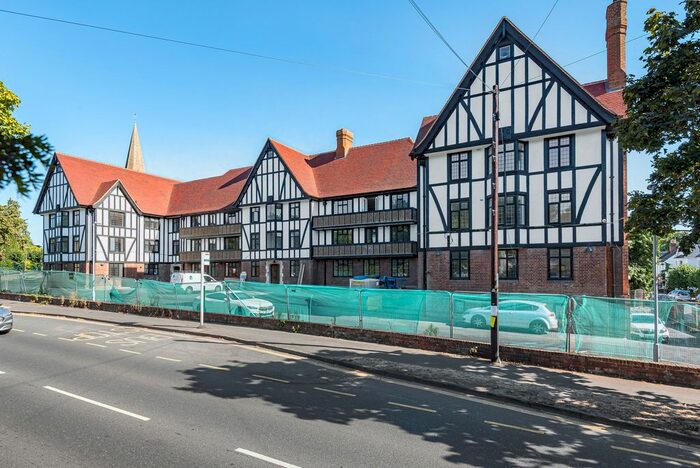 2 Bedroom Flat To Rent In Queens Close, Lammas Lane, Esher, KT10