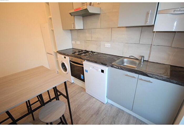 2 Bedroom Flat To Rent In Bedford Hill, London, SW12