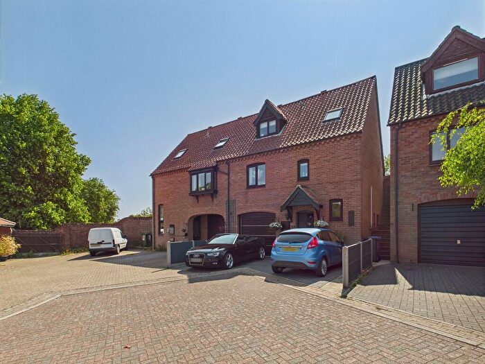 3 Bedroom Semi-Detached House For Sale In Hillside Court, Bungay, NR35
