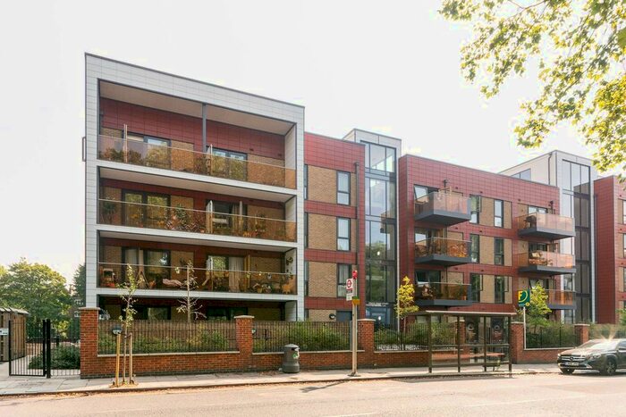 3 Bedroom Flat To Rent In Kings Arms Court, Acton, London, W3