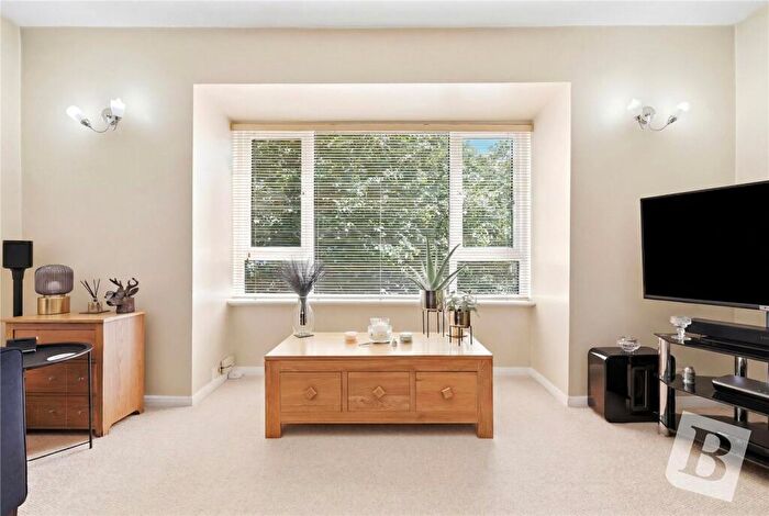 2 Bedroom Apartment For Sale In Queensland Crescent, Chelmsford, Essex, CM1