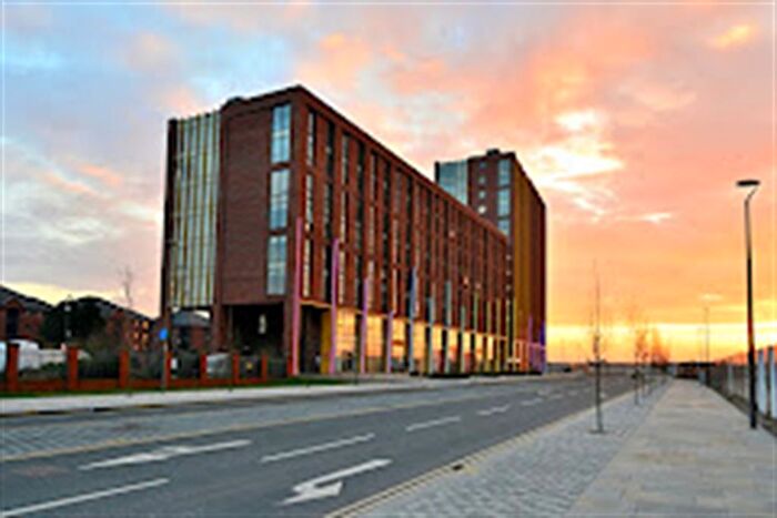 2 Bedroom Flat To Rent In Apartment Quay Central, L3