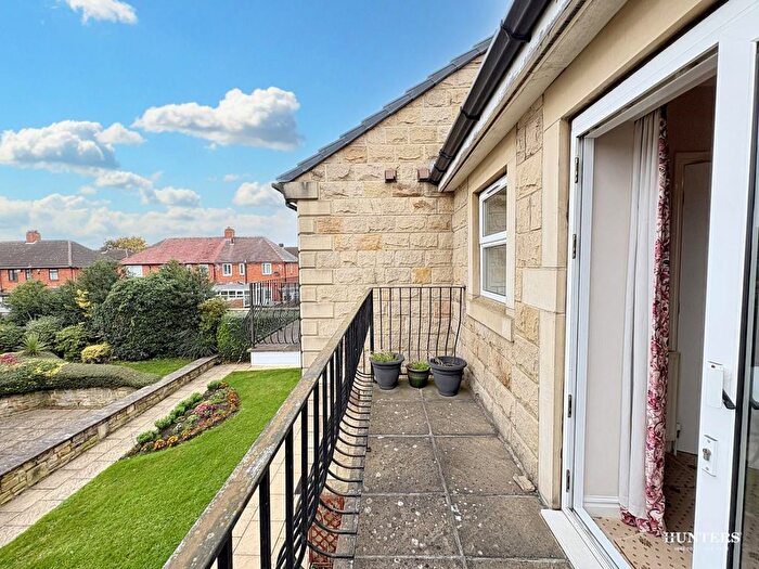 1 Bedroom Flat For Sale In Old Bank Road, Earlsheaton, Dewsbury, WF12