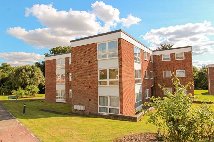 2 Bedroom Flat To Rent In Bembridge Gardens, Ruislip, HA4