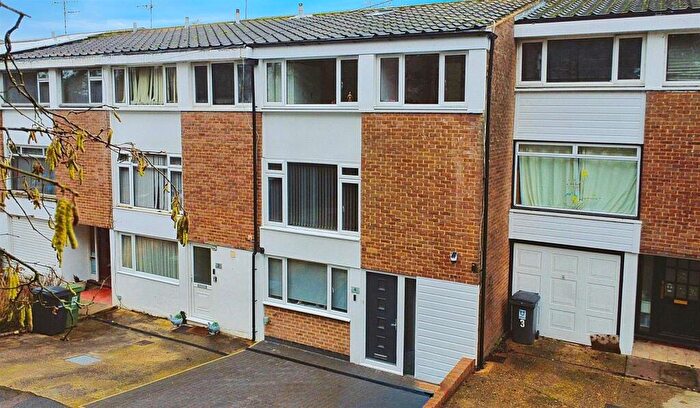 4 Bedroom Town House For Sale In Mariner Way, Adeyfield, Hemel Hempstead, HP2