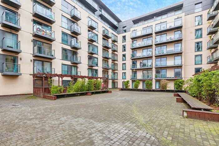1 Bedroom Flat For Sale In High Street, Slough, SL1