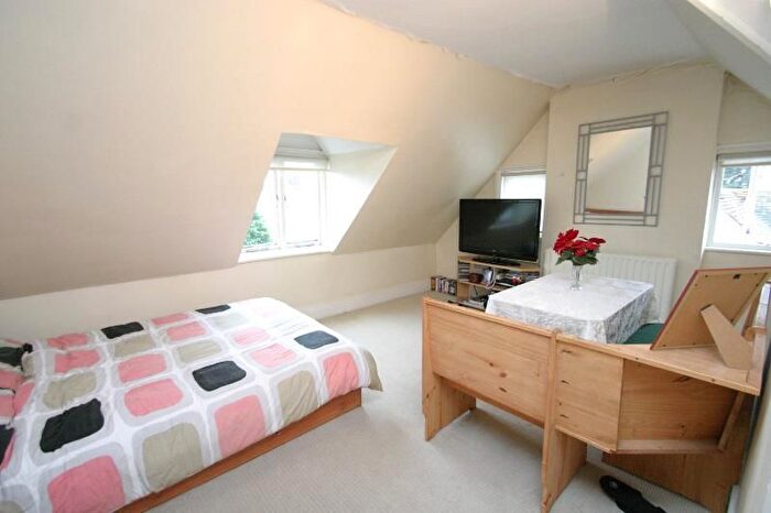 Studio To Rent In Malbrook Road, London, SW15