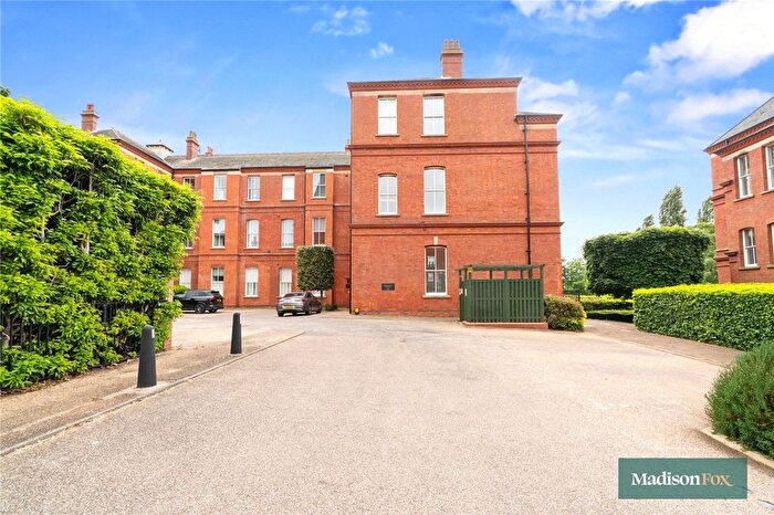2 Bedroom Flat To Rent In Brandesbury Square, Woodford Green, IG8