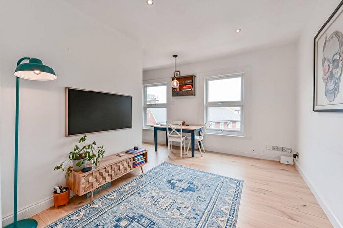 1 Bedroom Flat For Sale In Beethoven Street, Queen's Park, London, W10