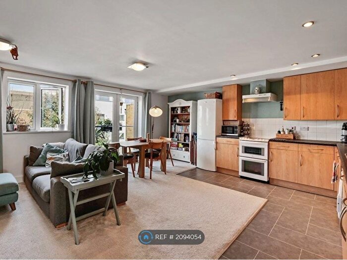 2 Bedroom Flat To Rent In Stane Grove, London, SW9