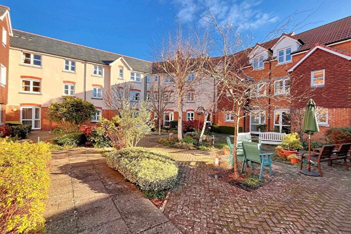 2 Bedroom Flat For Sale In Fordingbridge, SP6