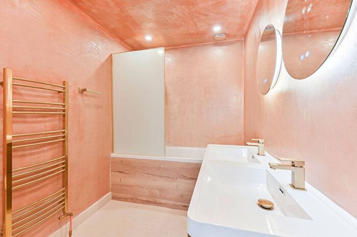 2 Bedroom Flat To Rent In Lewin Road, Streatham, London, SW16