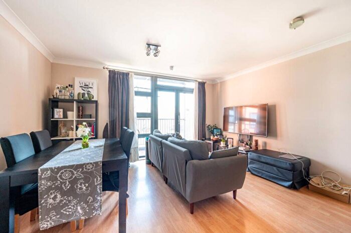 2 Bedroom Flat To Rent In Maltings Close, Bow, London, E3
