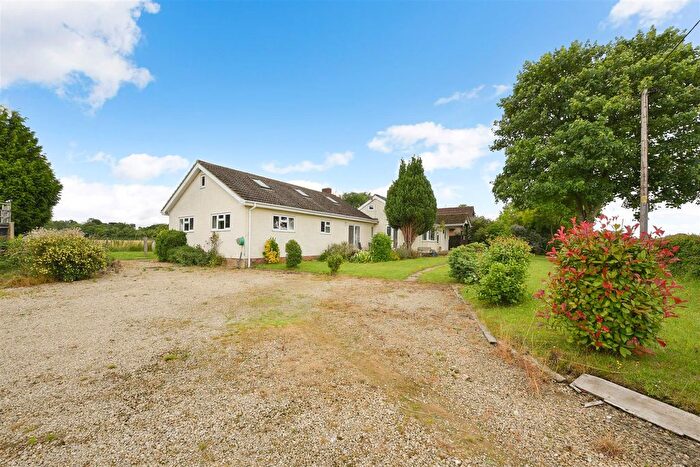 4 Bedroom Bungalow For Sale In Farm Road, Little Park, Andover, SP11
