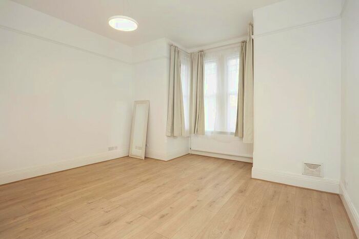 Studio To Rent In Cranes Park, Surbiton, KT5