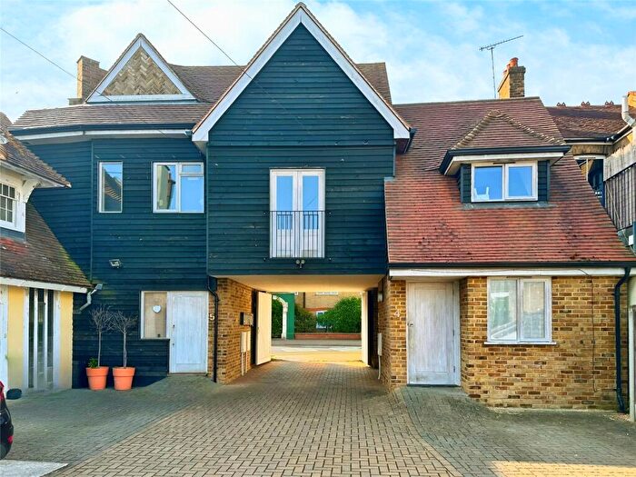 2 Bedroom Maisonette For Sale In Tudor Mews, Southend-on-Sea, Essex, SS2