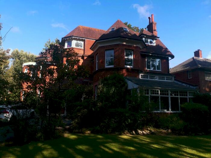 3 Bedroom Flat To Rent In Bedroom Top Floor Flat In Winton, BH3