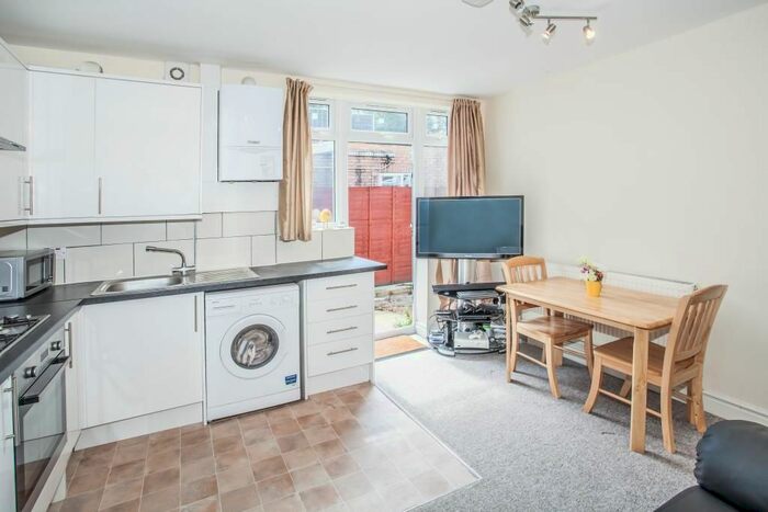 2 Bedroom Flat To Rent In Horn Lane, Acton, London, W3