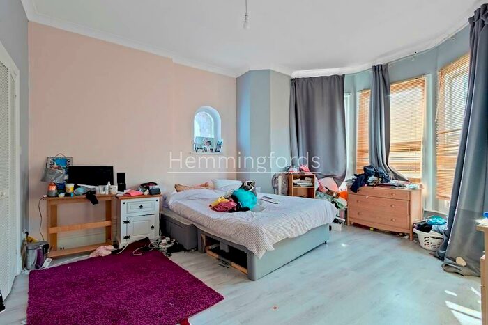 2 Bedroom Apartment To Rent In Broomfield Avenue, Palmers Green, N13