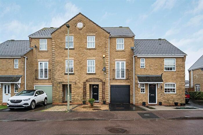 3 Bedroom Town House For Sale In Mullein Road, Bicester, OX26