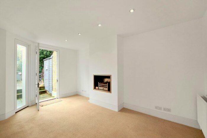 2 Bedroom Maisonette To Rent In Balvernie Grove, London, SW18