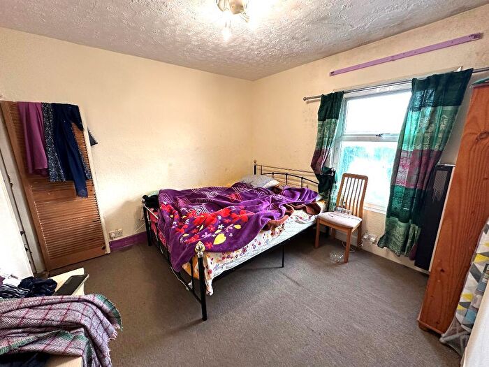 3 Bedroom Terraced House For Sale In Midland Road, High Town, Luton, Bedfordshire, LU2