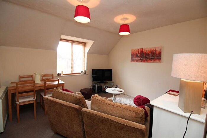 2 Bedroom Flat To Rent In Redoubt Close, Grove Road, Hitchin, SG4