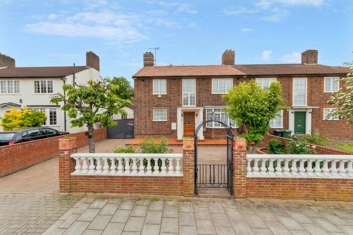 5 Bedroom Semi-Detached House To Rent In Copthorne Avenue, Clapham South, SW12