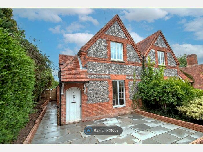 3 Bedroom Semi-Detached House To Rent In Hop Gardens, Henley-On-Thames, RG9