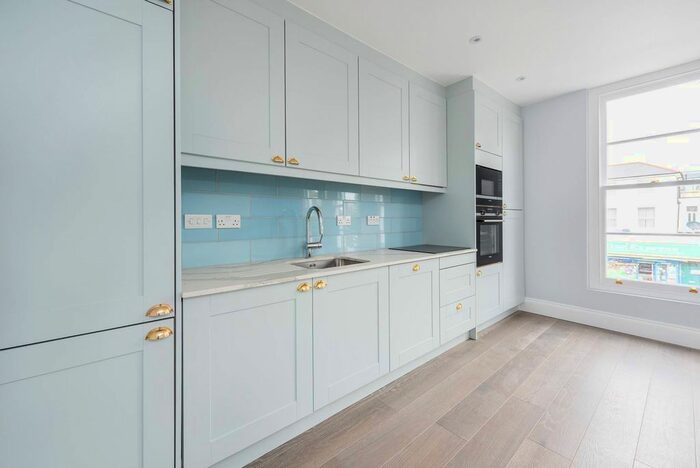 2 Bedroom Flat To Rent In Goldhwak Road, Shepherd's Bush, London, W12