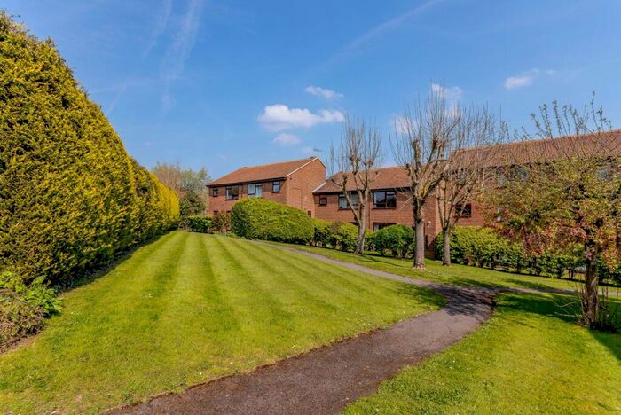 1 Bedroom Maisonette To Rent In Elmfield House, Kingfisher Drive, Merrow, GU4