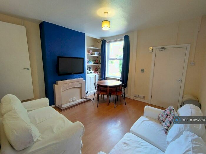 4 Bedroom Semi-Detached House To Rent In City Road, Nottingham, NG7