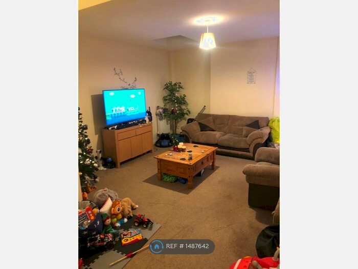2 Bedroom Flat To Rent In Halses Yard, Chard, TA20