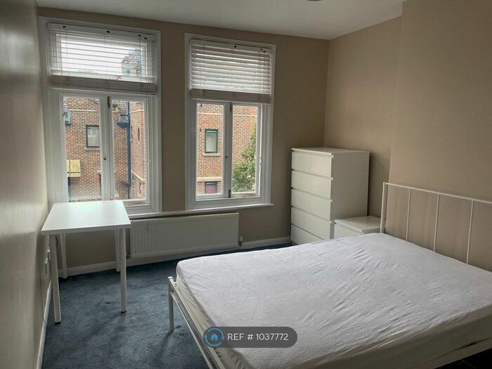 3 Bedroom Flat To Rent In Connaught Mansions, London, SW9