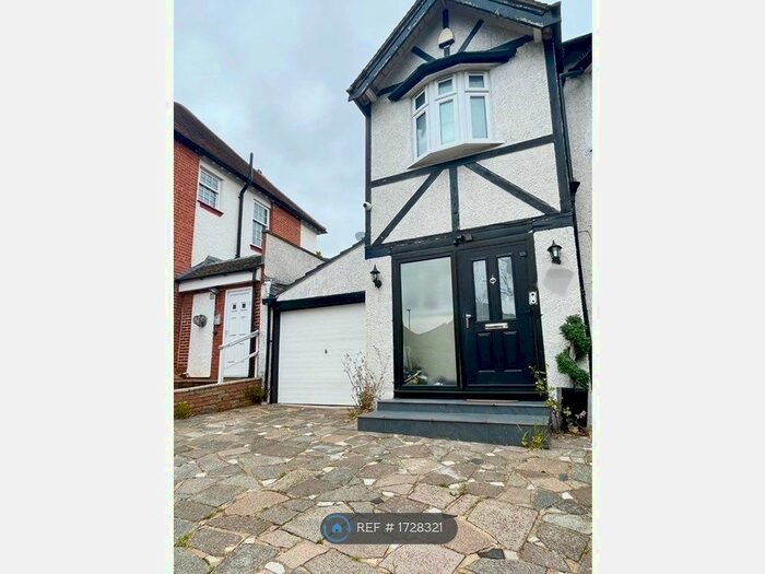 4 Bedroom Terraced House To Rent In Beechwood Avenue, London, N3