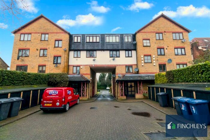 3 Bedroom Flat To Rent In Westleigh Court, - Nether Street, London, N12