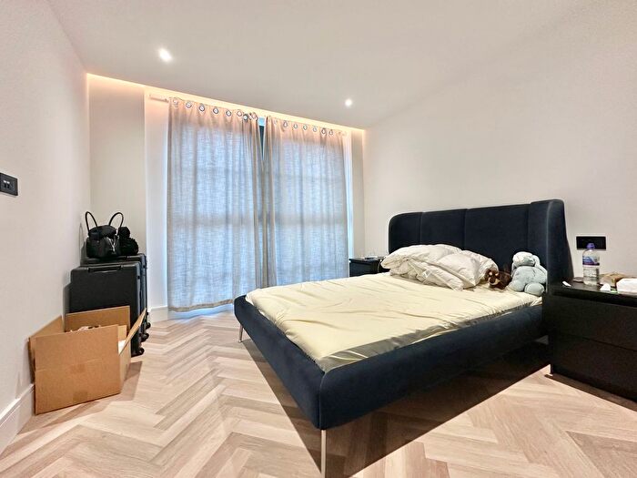 2 Bedroom Flat To Rent In Brigade Mews, London, SE1