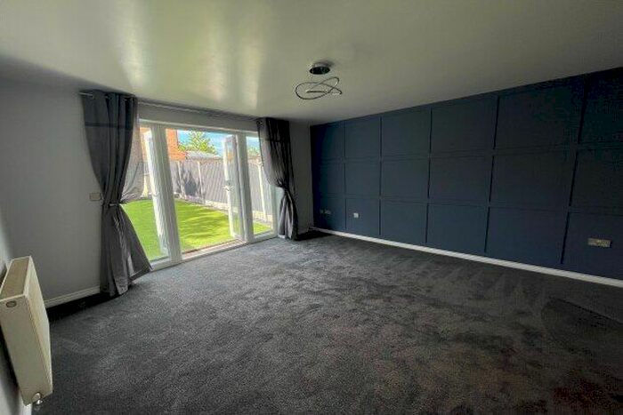 4 Bedroom Property To Rent In Holywell Lane, Castleford, WF10