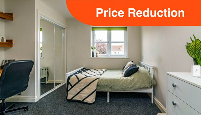 3 Bedroom Flat To Rent In Lord Tennyson // Bed & Bath // Ensuites // Aug, LN1