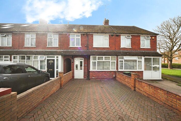 3 Bedroom Terraced House For Sale In Toddington Road, Luton, LU4