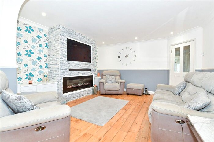 3 Bedroom Semi-Detached Bungalow For Sale In Vauxhall Crescent, Snodland, Kent, ME6