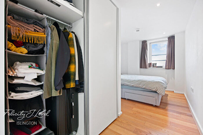 2 Bedroom Apartment For Sale In Wharf Road, London, N1