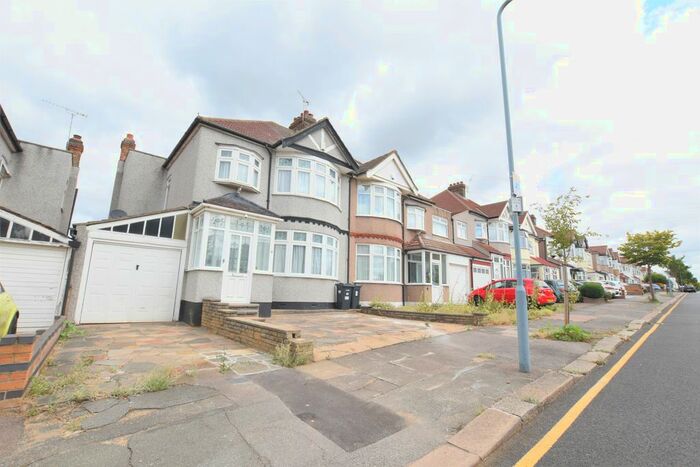 3 Bedroom End Of Terrace House To Rent In Vista Drive, Ilford, IG4