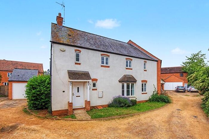 3 Bedroom Semi-Detached House To Rent In Chamomile Place Banbury, OX16