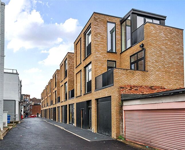 1 Bedroom Flat For Sale In Palmers Mews, Trade Close, Palmers Green, London, N13