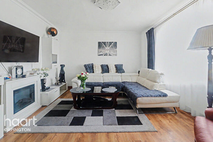 3 Bedroom End Of Terrace House For Sale In Whippendell Way, Orpington, BR5