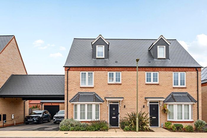 4 Bedroom Semi-Detached House To Rent In Croxton Square, Bicester, OX26