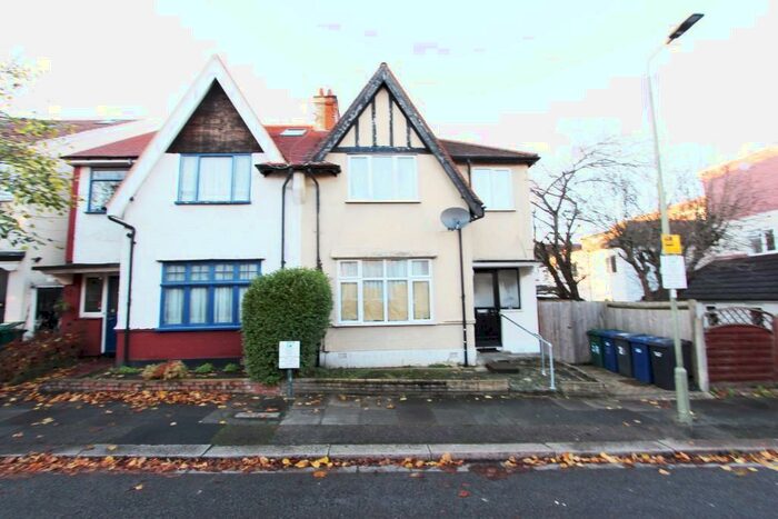 2 Bedroom Apartment To Rent In Gainsborough Gardens, London, NW11